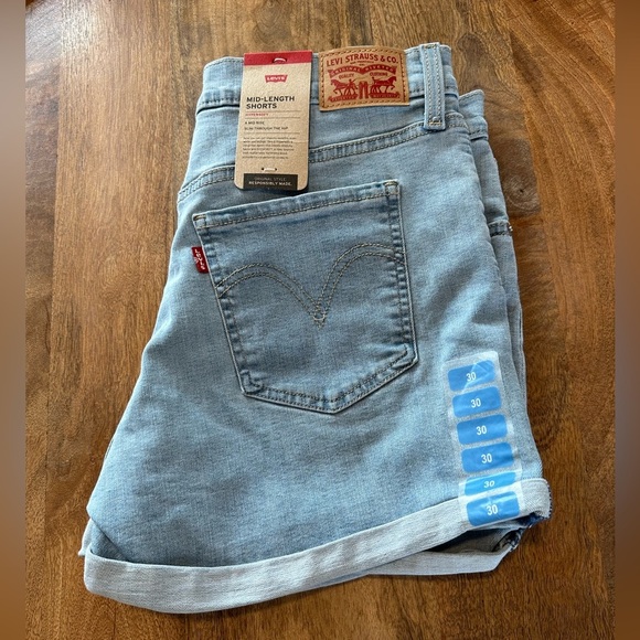 NWT Levi's Mid Rise Mid Length Rolled Cuff Stretch Denim Shorts light Wash - Picture 2 of 6